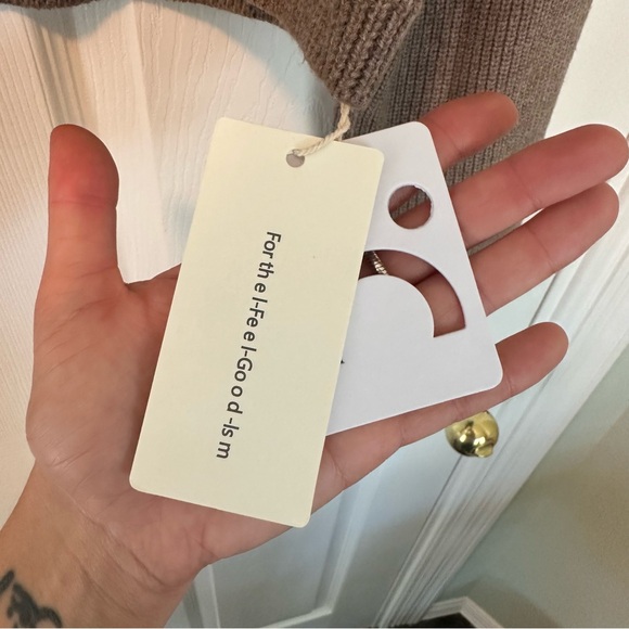 Commense Turtleneck Sweater - Picture 4 of 8